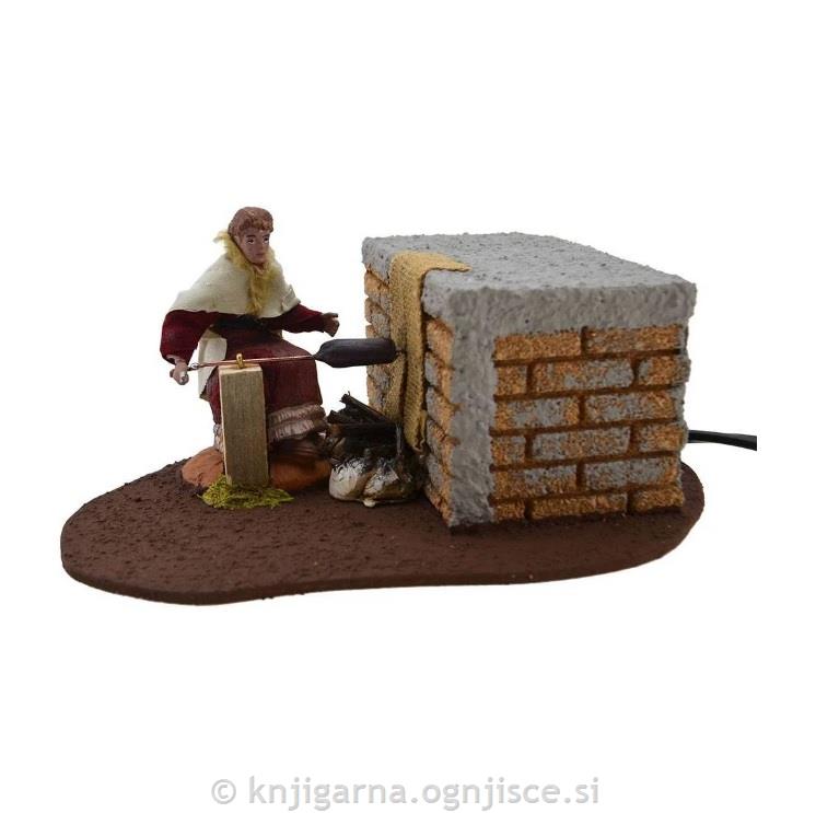 ŽENA PEČE NA ŽARU